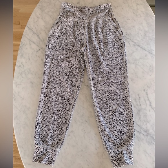 NWOT Old Navy Powersoft track pant in white + black dots size M - Picture 5 of 6